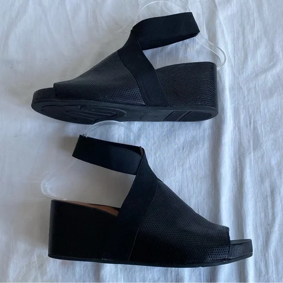 Kenneth Cole Gentle Souls Gianna Black Perforated Leather Sandal  Size 9.5 - Picture 3 of 14